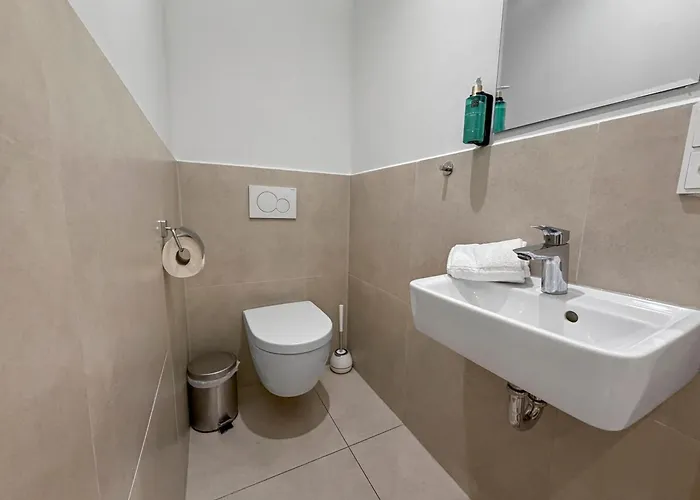 Flatista Homes - Station - 3br *