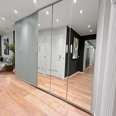 Flatista Homes - Station - 3br *