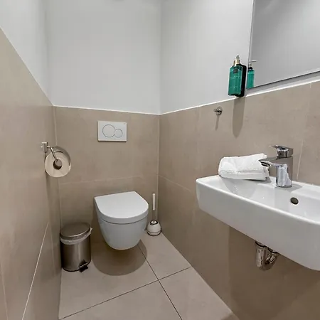 Flatista Homes - Station - 3br *