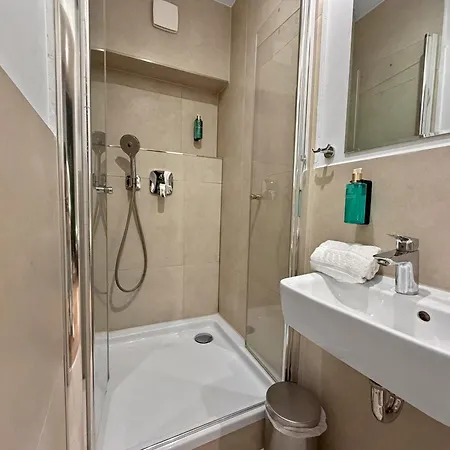 Flatista Homes - Station - 3br *