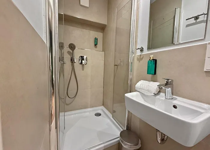 Flatista Homes - Station - 3br *
